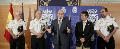 El ministro Jorge Fernández Díaz, en el centro, junto al director de la Policía, Ignacio Cosidó y los comisarios Antonio Tenorio, Eugenio Pino y José García Losada.