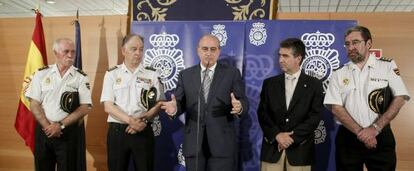 El ministro Jorge Fernández Díaz, en el centro, junto al director de la Policía, Ignacio Cosidó y los comisarios Antonio Tenorio, Eugenio Pino y José García Losada.