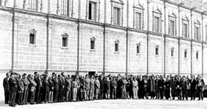 Los diputados, durante la concentración de ayer contra ETA. Junto a Chaves (el octavo por la izquierda en la segunda fila), Conde, Torres Vela y Dell'Olmo.