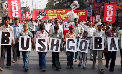 Una manifestación celebrada en Siliguri (India) para protestar contra la visita de Bush a la India. El mandatario estadounidense inicia hoy una gira por la India y Pakistán con la finalidad de marcar la transformación en los lazos con ambos países, tradicionales rivales que Washington considera aliados estratégicos.