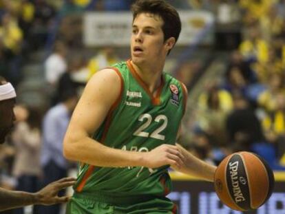 Thomas Heurtel disputa un balón al jugador del Maccabi Tyrese Rice. 