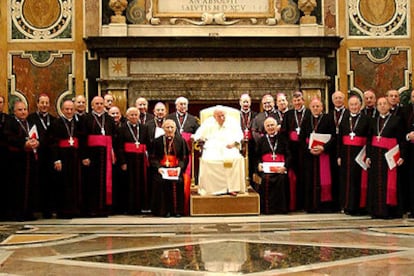 El papa Juan Pablo II con algunos de los cardenales y obispos de la Conferencia Episcopal Española que ayer realizaron una visita <i>ad limina apostolorum</i> en el Vaticano.