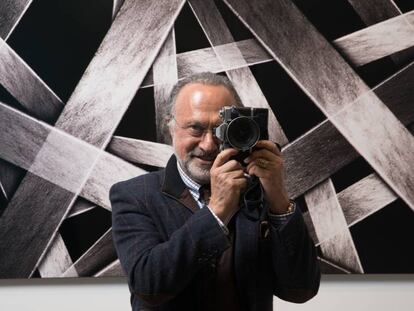 Olivier Dassault, posa delante de una de sus fotografías, el pasado jueves, en Madrid.