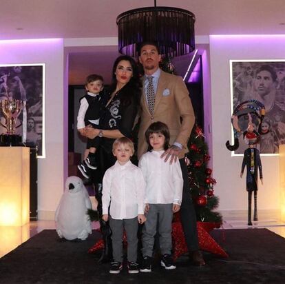 Sergio Ramos y Pilar Rubio también ponían 'morritos' a cámara junto a sus tres hijos para dar la bienvenida al año. "Por un 2020 lleno de retos y sueños por cumplir, de oportunidades y manos tendidas, de madridismo e ilusiones compartidas. Feliz año nuevo. Salud y amor para todos", escribía el capitán del Madrid.