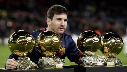 Messi posa con sus Balones de Oro.