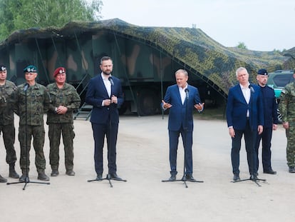 El primer ministro polaco, Donald Tusk, flanqueado por los titulares de Defensa, Wladyslaw Kosiniak-Kamysz e Interior, Tomasz Siemoniak, durante una visita a la frontera con Bielorrusia en Dubicze Cerkiewne el pasado 29 de mayo.