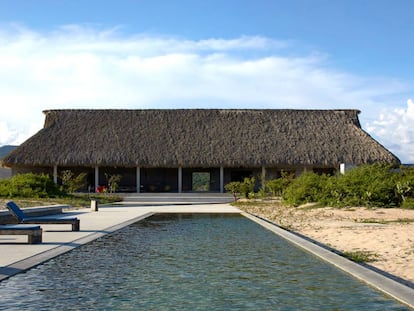 Tadao Ando y Álvaro Siza diseñaron Casa Wabi, en Oaxaca (México), que consta de varios bungalows y un pabellón principal. Al final de la piscina se abre la playa desierta. |