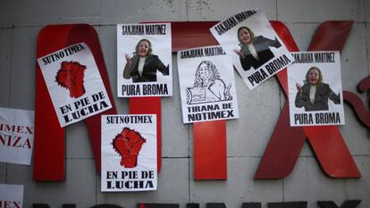 Pancartas de protesta contra Sanjuana Martínez, directora de Notimex, en la sede de la agencia en Ciudad de México.