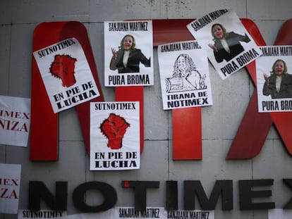 Pancartas de protesta contra Sanjuana Martínez, directora de Notimex.