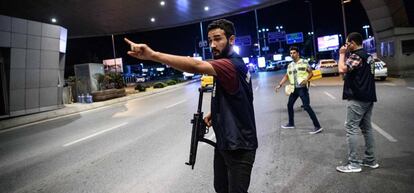 La policia talla l’accés a l’aeroport d’Istanbul després de l’atemptat.