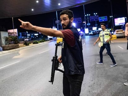 La policia talla l’accés a l’aeroport d’Istanbul després de l’atemptat.