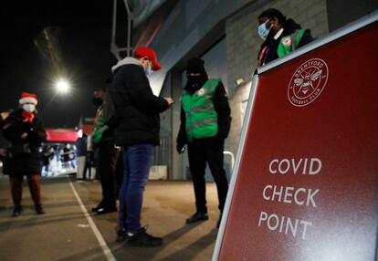 Control de vacunación antes de un partido de fútbol en Brentford.