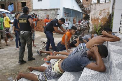 Policiais civis prendem suspeitos de saques de lojas que agem durante a greve dos policiais militares em Pernambuco.