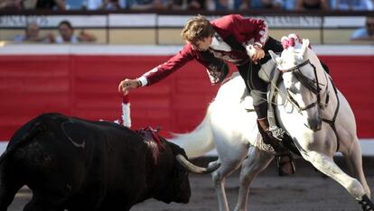 El rejoneador Pablo Hermoso de Mendoza, durante la lidia de su primer toro en Bilbao.