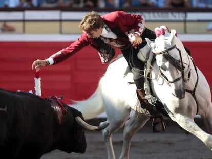 El rejoneador Pablo Hermoso de Mendoza, durante la lidia de su primer toro en Bilbao.