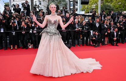 Elle Fanning, brillante con un vestido con corsé bordado en plata y amplia falda con pedrería, de Alexander McQueen. Sus joyas, de Cartier.