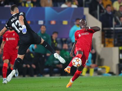 Mané regatea a Rulli en la acción del tercer gol del Liverpool.