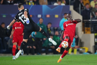 Champions League: Mané regatea a Rulli en la acción del tercer gol del Liverpool