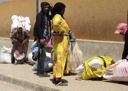 Un grupo de marroquíes esperan su turno para llevar artículos de primera necesidad desde España a Marruecos.