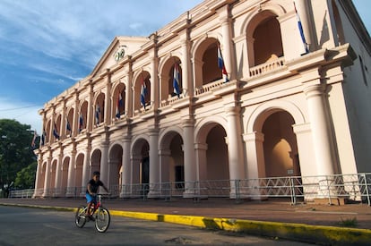 Un ni&ntilde;o pasa en bicicleta por delante del edifio del Cabildo, ahora Museo del Congreso Nacional, en Asuncion, Paraguay.