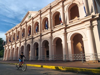 Un ni&ntilde;o pasa en bicicleta por delante del edifio del Cabildo, ahora Museo del Congreso Nacional, en Asuncion, Paraguay.