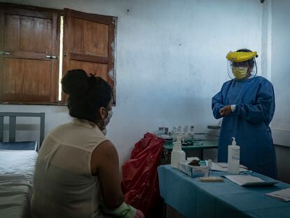Una doctora durante una consulta médica en el municipio de Petatlán, Guerrero, en diciembre de 2020.