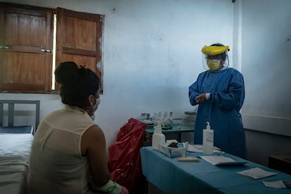 Una doctora durante una consulta médica en el municipio de Petatlán, Guerrero, en diciembre de 2020.