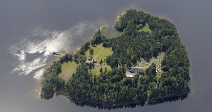 Vista aérea de la isla noruega Utoya, al este de Oslo, un día antes del atentado.