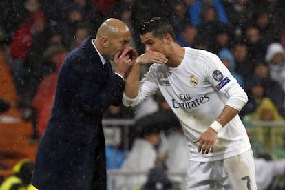 El técnico francés del Real Madrid, Zinedine Zidane (i) y el delantero portugués del equipo blanco, Cristiano Ronaldo, durante un partido de Champions en el Bernabeu, el 12 de abril de 2016.