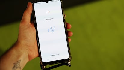 Un usuario utiliza el buscador de voz de Google.