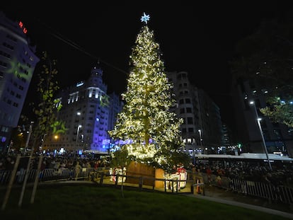 El abeto natural de Plaza España, en el acto de encendido de la iluminación navideña de Madrid, el 26 de noviembre de 2021.