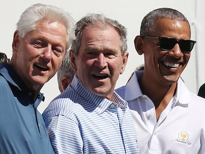 Los expresidentes de EE UU Bill Clinton, George W. Bush y Barack Obama, en 2017.