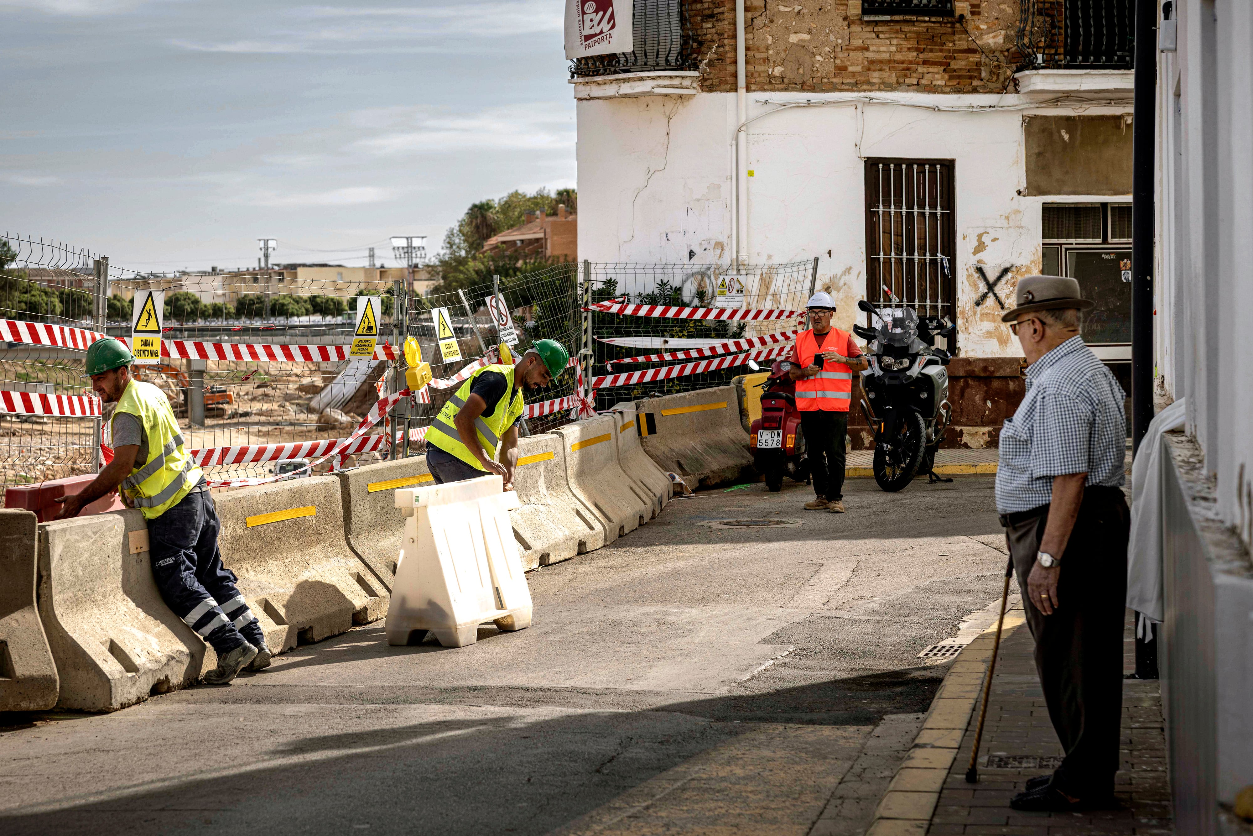 Operarios trabajan en una carretera junto al barranco del Poyo.