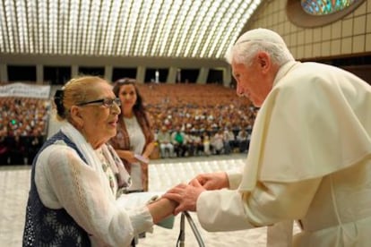 El Papa Benedicto XVI saluda a una mujer gitana durante la audiencia celebrada en el Aula Pablo VI del Vaticano. Imagen cedida por el periódico L'Osservatore Romano a EFE.