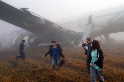 Fotografía tomada por un pasajero que muestra la evacuación de un airbus de Turkish Airlines en el Aeropuerto Internacional de Katmandú (Nepal). Cuatro pasajeros han resultado heridos al salirse de la pista el avión en el que viajaban cuando este realizaba un aterrizaje brusco.