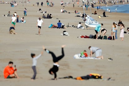 Despedida del año con buen tiempo en casi toda España. Para este jueves se esperan temperaturas de hasta 25ºC y 27ºC en Canarias, según la predicción de la Agencia Estatal de Meteorología (AEMET). En la imagen, la playa de la Malvarrosa, en Valencia, este martes.