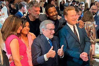 Penélope Cruz, Ariana DeBose, Seteven Spielberg, Paul Thomas Anderson, Denzel Washington y Kenneth Branagh posan para una foto en el almuerzo de nominados del Oscar.