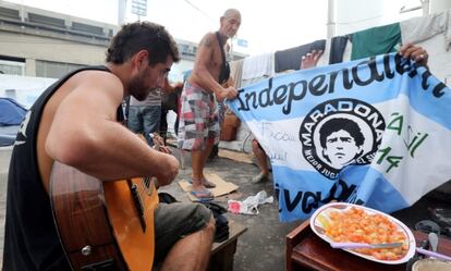 Seguidores de Argentina exhiben una bandera de Maradona.