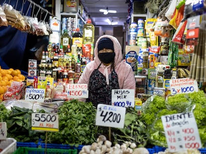 Una vendedora de frutas y verduras en un mercado en Santiago, en una imagen de archivo.