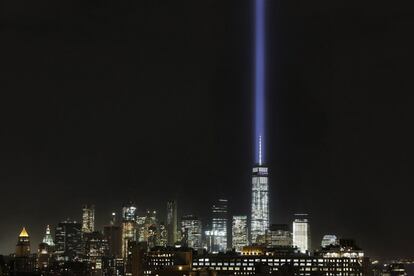 Perfil de Manhattan iluminado por los rayos de luz del 'Tribute in Light' en homenaje a las víctimas del atentado del 11- S.
