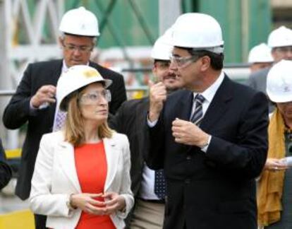 La Ministra de Fomento, Ana Pastor, acompañada del presidente de la patronal química AEQT y director de Repsol en Tarragona, Joan Pedrerol, durante su visita hoy a las instalaciones de Repsol Química en La Pobla de Mafumet (Tarragona), donde ha asegurado que las obras del tercer hilo, para adaptar el ancho de vía ibérico al internacional desde Tarragona hasta Castellbisbal, empezarán en 2013, con un plazo de ejecución de entre 15 y 24 meses.