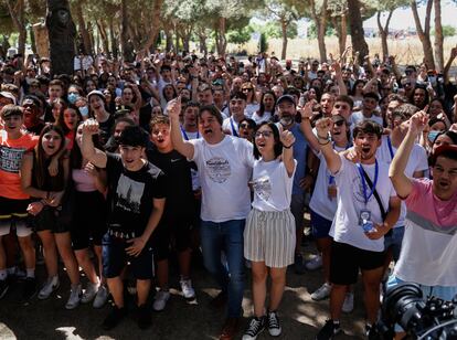 El alcalde de Fuenlabrada, Javier Ayala, y la concejala de Educación e Infancia, Beatriz Peñalver, juntos a los estudiantes de la ciudad, este viernes. 