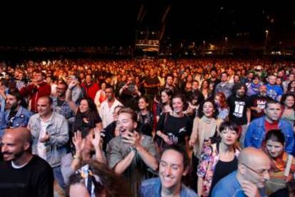 El público del Festival Noroeste Estrella Galicia disfrutando de un concierto en la playa de Riazor.