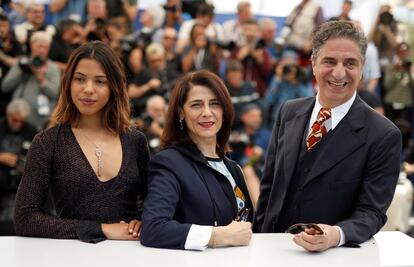 Desde la izquierda, la actriz gala Zita Hanrot, la actriz y directora israelí Hiam Abbass y el actor fracés Simon Abkarian, posan para los fotógrafos por la película 'Les Hirondelles de Kaboul'.