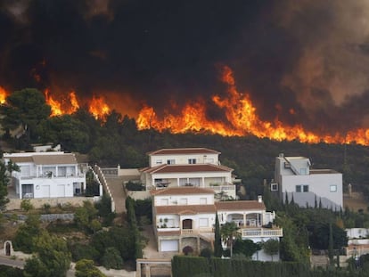 El fuego en la urbanizaci&oacute;n Cumbres del Sol junto al paraje natural de La Granadella (J&aacute;vea).