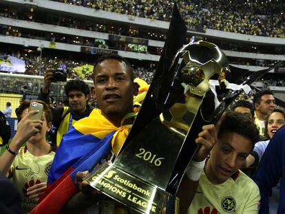 Michael Arroyo, del Club América, con la copa de la Concachampions