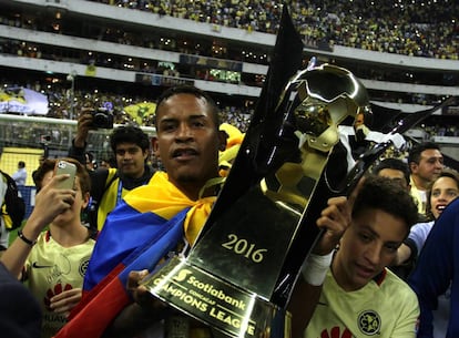 Michael Arroyo, del Club América, con la copa de la Concachampions