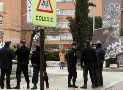Policías de los grupos antidisturbios, desplegados ayer en la localidad madrileña de Alcorcón.