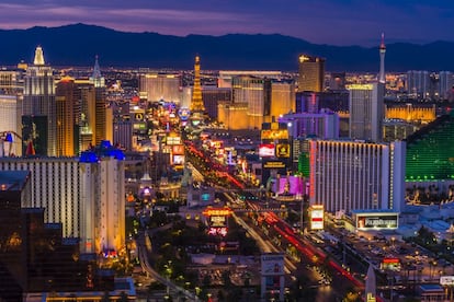 Para conocer Las Vegas hay que recorrer The Strip (Las Vegas Boulevard). Son unos seis kilómetros donde se centra la actividad de esta ciudad del pecado. Desde el hotel Stratosphere, al norte, hasta el Mandalay Bay, en el extremo sur, cerca del aeropuerto.