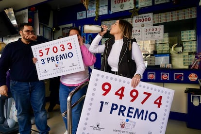 Administración 51, La Gata Loca, en la calle Catapilco, del barrio de Puerta Blanca, en Granada, donde han caído el primer y tercer premio de la Lotería del Niño.